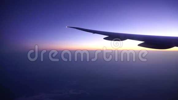 具有美丽天空背景的平面机翼视频的预览图
