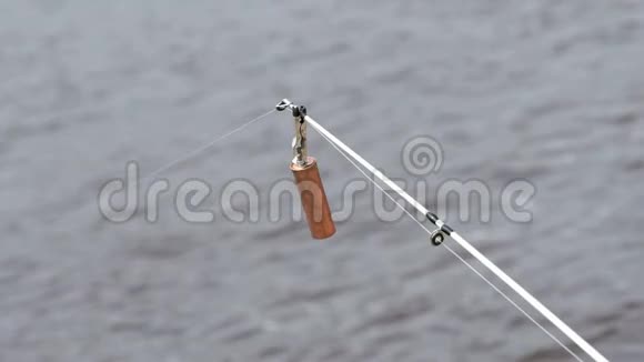 渔人纺竿的特写视频的预览图