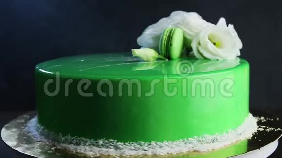 闪耀的绿色装饰蛋糕四处移动视频的预览图