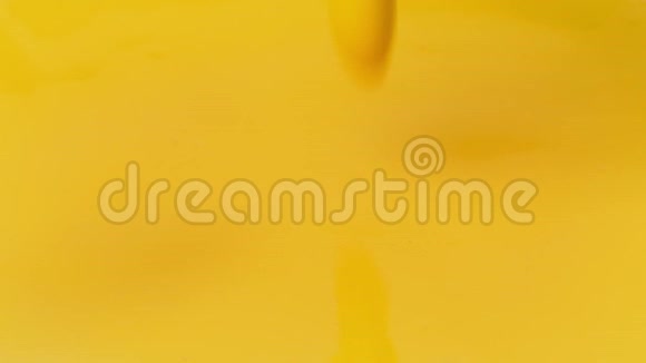 黄色油漆在黄色表面上倾泻视频的预览图