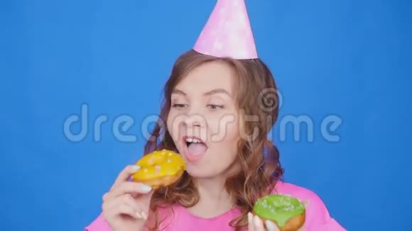 年轻的美女慢吞吞地吃甜甜圈视频的预览图