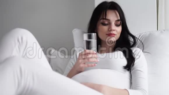 喝点水孕妇在家喝玻璃水视频的预览图