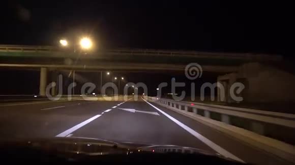夜间高速公路汽车骑行视频的预览图
