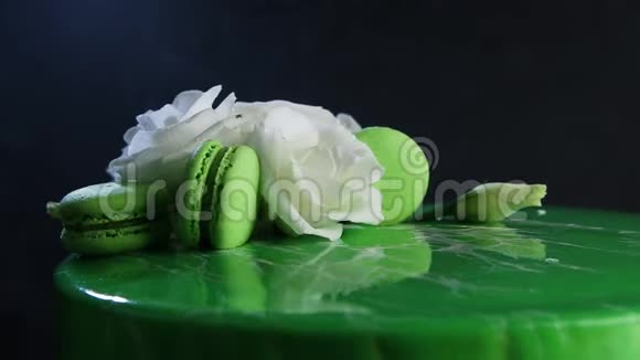 装饰精美的琉璃绿色蛋糕四处走动视频的预览图