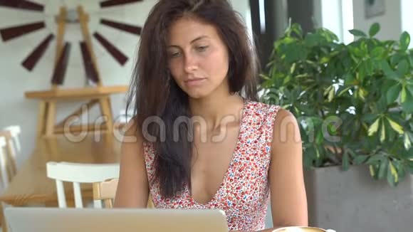 女商人用电脑工作启动新项目视频的预览图