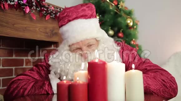 圣诞老人吹灭了蜡烛视频的预览图