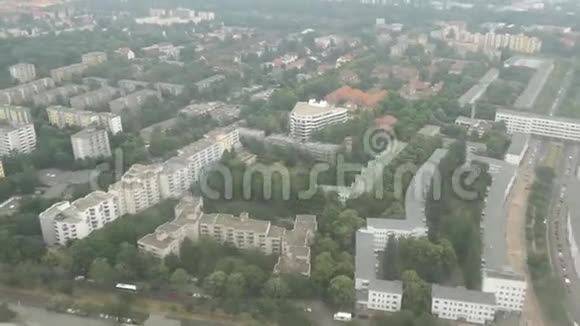 飞越柏林地区潘考和德国泰格尔空中景观视频的预览图