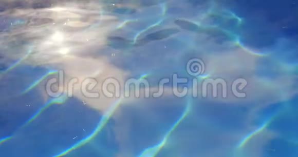 北国有干净水的酒店游泳池视频的预览图