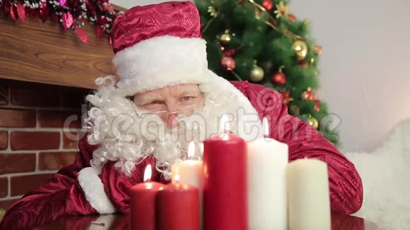圣诞老人吹灭了蜡烛视频的预览图
