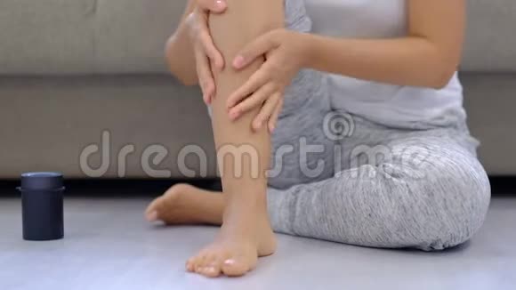 慢动作女人揉累肿脚静脉曲张一天后女性在家做足底按摩视频的预览图