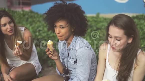 可爱的女孩喜欢吃冰淇淋视频的预览图