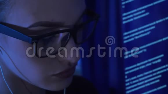 戴眼镜听音乐用电脑工作的年轻漂亮女孩视频的预览图