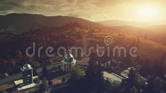 高山教堂景色鸟瞰图视频的预览图