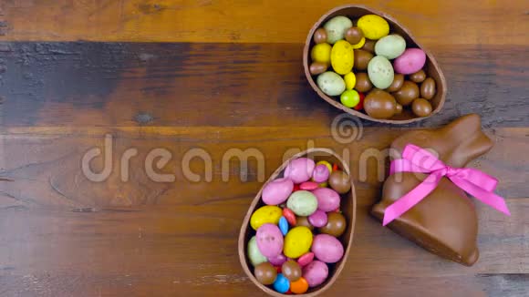快乐的复活节颓废巧克力背景与复活节彩蛋和糖果视频的预览图