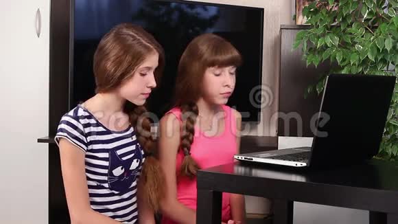 带手提电脑的女孩视频的预览图