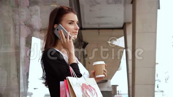 有趣的女孩在街上喝咖啡打电话视频的预览图
