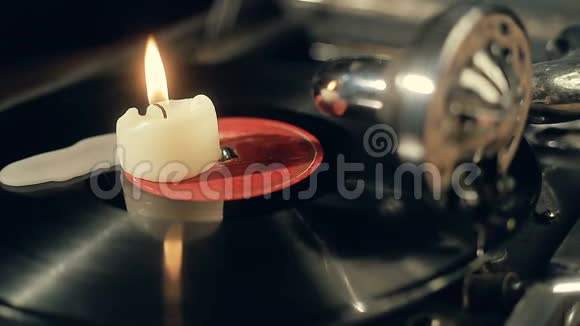 蜡烛燃烧在旋转的乙烯唱片上视频的预览图