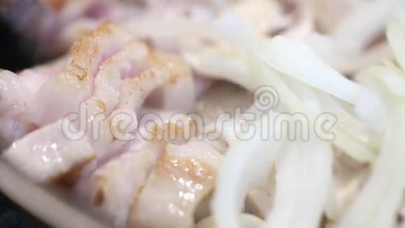 锅中炒蘑菇肉视频的预览图