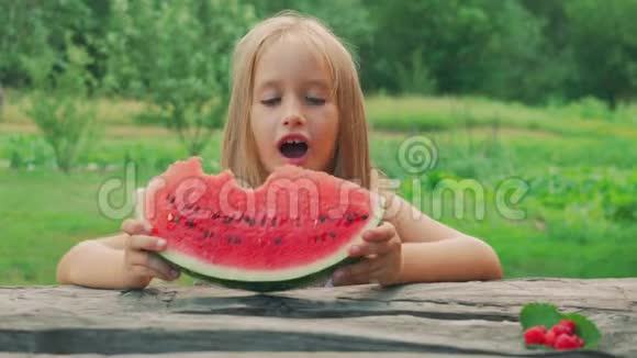 小女孩吃西瓜儿童吃西瓜片的肖像视频的预览图