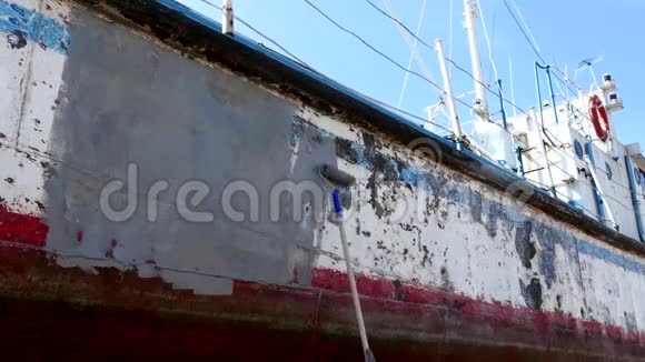 工人在莫斯科港口的造船厂油漆旧生锈的船的底漆金属视频的预览图