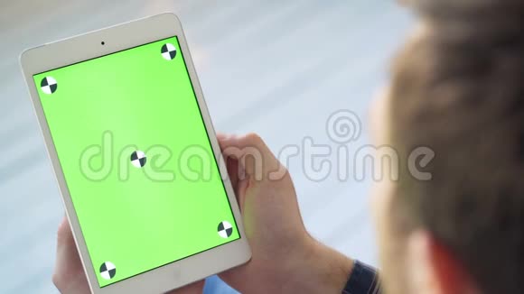 触摸屏上白色平板绿屏移动手指智能电脑视频的预览图