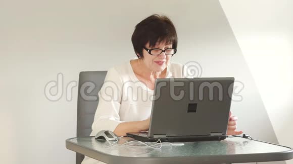 一位积极的退休人员通过Skype与她的伴侣交谈商业女性活跃的生活方式电信和视频的预览图