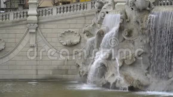 意大利都灵瓦伦蒂诺公园广场喷泉视频的预览图