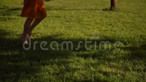 女足在公园草地边奔跑赤脚视频的预览图