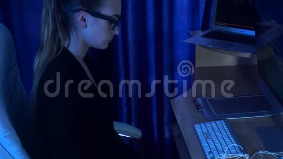 女孩黑客录下了一个Comuter代码视频的预览图