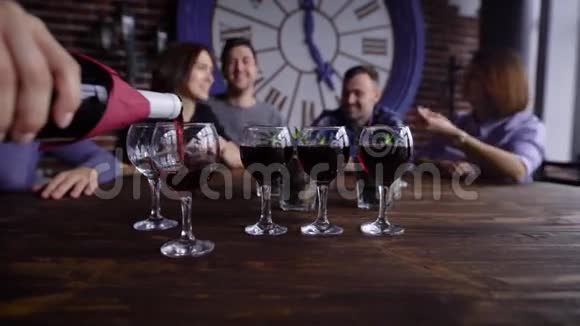 在酒杯里倒酒的人视频的预览图