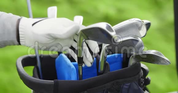 在高尔夫球杆上用高尔夫球手套将男性手收起来视频的预览图