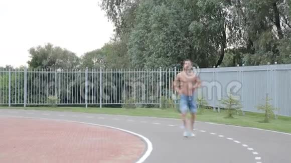 男人在肮脏的跑道上慢跑视频的预览图