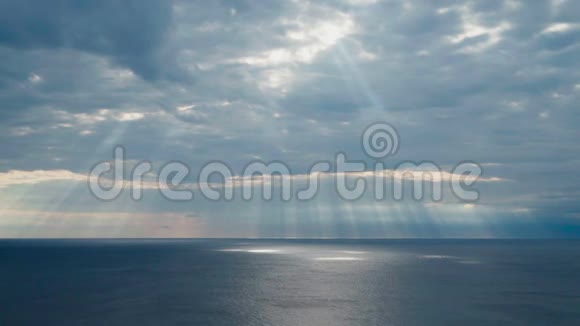 克罗地亚亚得里亚海上空的太阳光视频的预览图