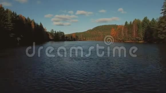 低快速飞行在河流上方朝着森林和山脉视频的预览图