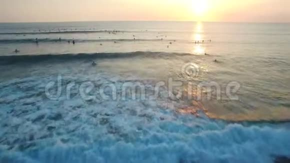 飞越海洋与许多冲浪者在水中等待日落视频的预览图