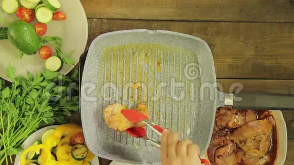 女人把鸡块放进烤盘里视频的预览图