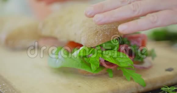 厨师做三明治街头美食视频的预览图