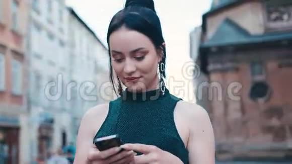 漂亮的女人在市中心积极使用她的小玩意环顾四周发短信回来时尚的外观自然的美视频的预览图