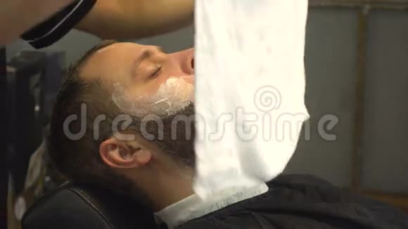 理发店男人脸上的毛巾视频的预览图