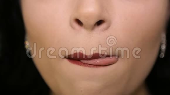 女人用红色口红舔嘴唇视频的预览图