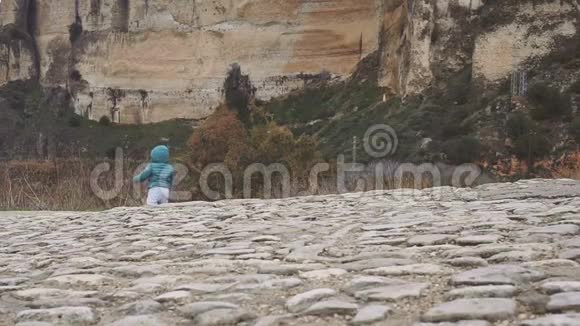一岁的婴儿走在山上的废墟旧城堡附近西班牙朗达视频的预览图