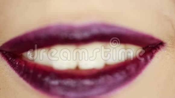 美丽的微笑洁白的牙齿和粉红色的嘴唇视频的预览图