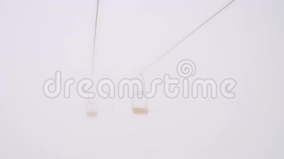 雾中空滑梯视频的预览图