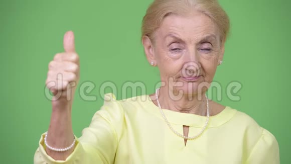 快乐的高级女商人竖起大拇指视频的预览图