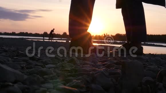 日落时分在河边站起来亲吻一个男人高清1920x1080慢动作视频的预览图
