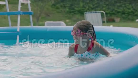 女子跳泳池慢动作完美的视频游泳游泳池夏季乐趣假期视频的预览图