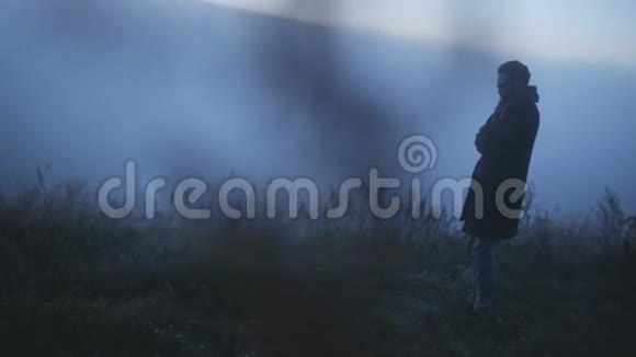 雾中的那个人摇晃着冻僵了视频的预览图