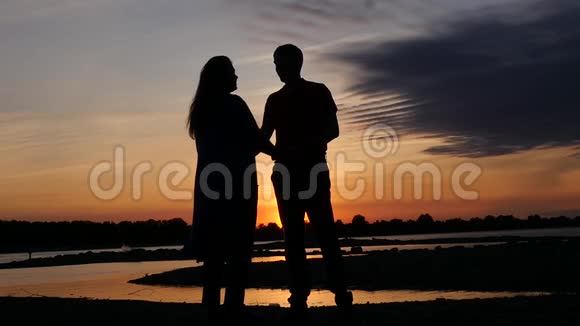 和夕阳拥抱在河上的浪漫约会高清1920x1080慢动作视频的预览图