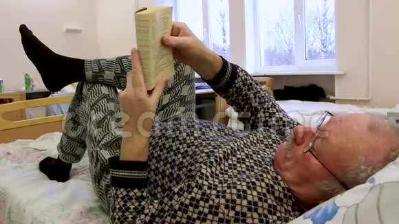 老人在临终病床上看书视频的预览图