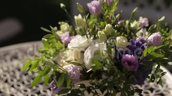 美丽的白色和紫色花束视频的预览图